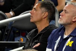 来考察谁了？湖人经理佩林卡现身NCAA决赛现场