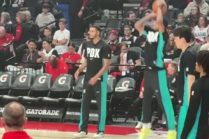 手感不错！杨瀚森赛前投篮热身，弧顶三分空心命中！